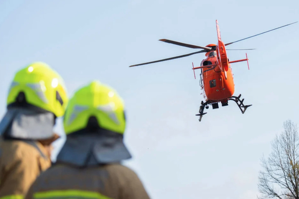 Schwerer Arbeitsunfall in 20 Metern Höhe: Hubschrauber fliegt 27-Jährigen ins Krankenhaus