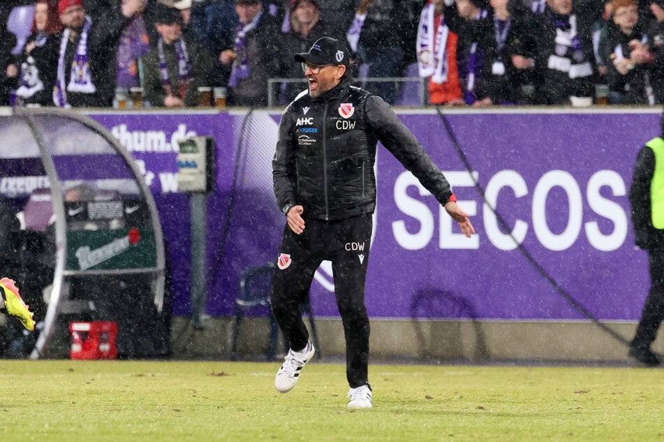 Pele Wollitz (60) und sein Team trotzten auch in Aue den Bedingungen.