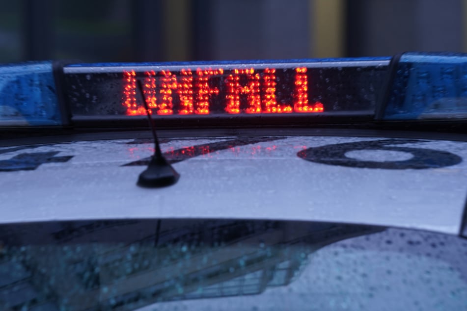 Die Polizei sperrte die Scheidtweilerstraße am Unfallort in beide Richtungen, die Ermittlungen laufen weiter. (Symbolfoto)