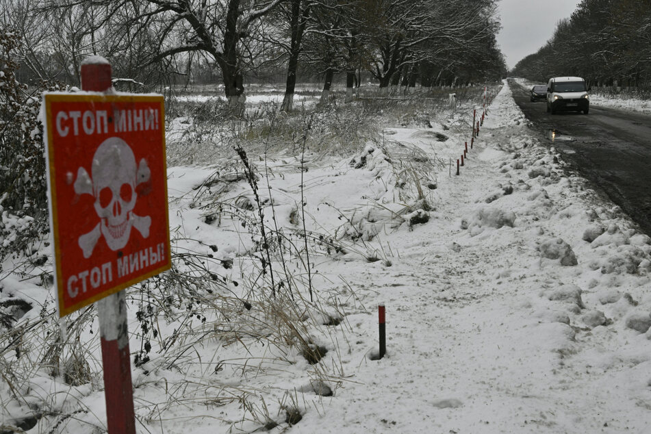 "Stop Minen" heißt es auf einem Warnschild in ukrainischer und russischer Sprache unweit der Hauptstadt Kiew.