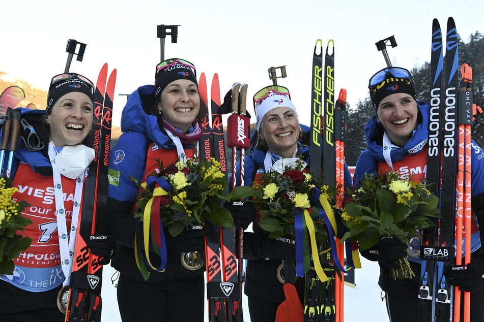 Auch Anaïs Chevalier-Bouchet (32, l.) sowie ihre Schwester Chloé Chevalier (29, 2.v.l.) sollen neben Justine Braisaz-Bouchet (29, 2.v.r.) Opfer von Julia Simon (29, r.) geworden sein.