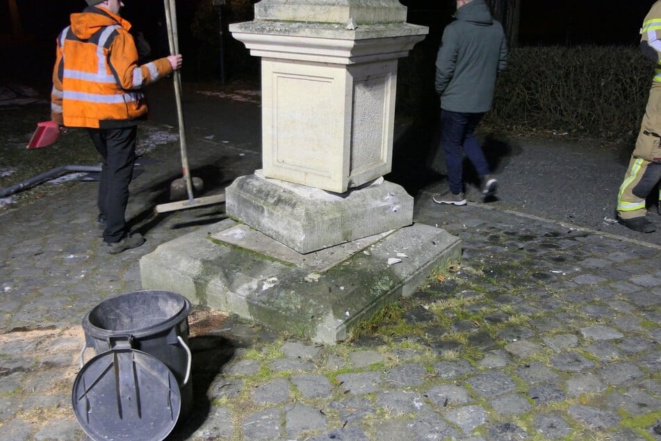 Die Säulenelemente wurden verschoben, glücklicherweise kippte die Skulptur aber nicht um.