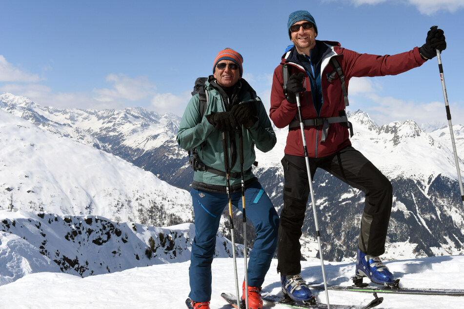 Dr. Martin Gruber (Hans Sigl, l.) und Hans Gruber (Heiko Ruprecht) bei den Dreharbeiten zum Winterspecial.