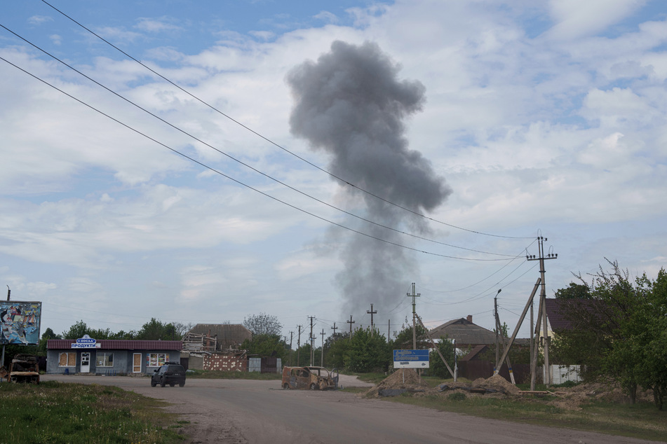 Nach einem russischen Luftangriff auf ein Wohnviertel steigt Rauch über den Häusern von Wowtschansk auf.