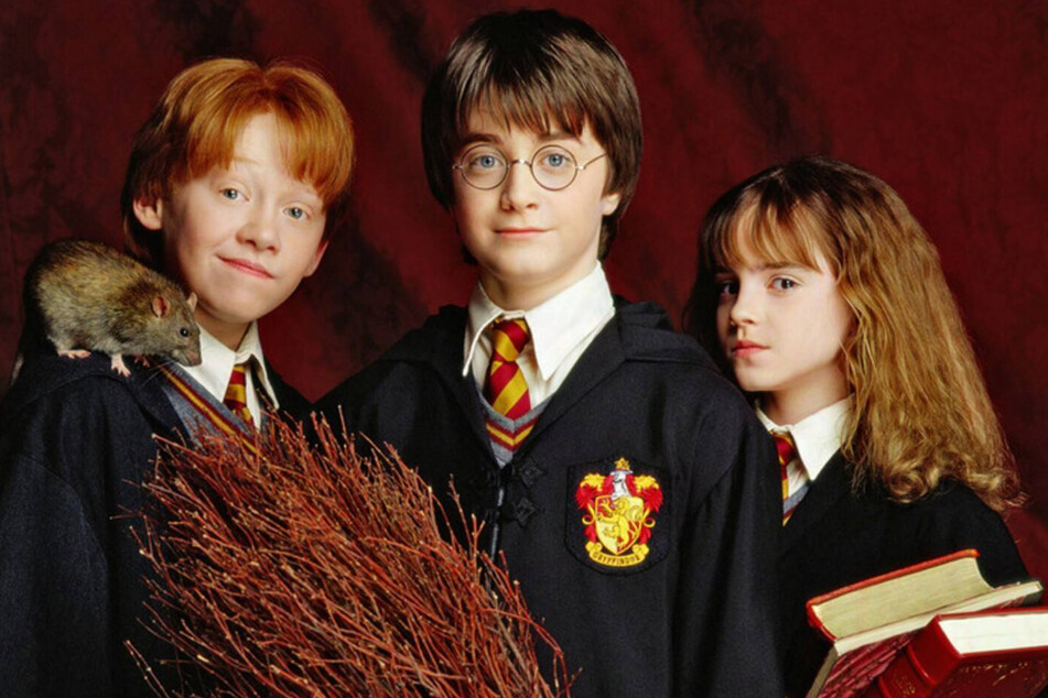 Following a casting call, 32,000 children have auditioned for the lead roles of Harry, Ron (l.), and Hermione (r.) the new series.