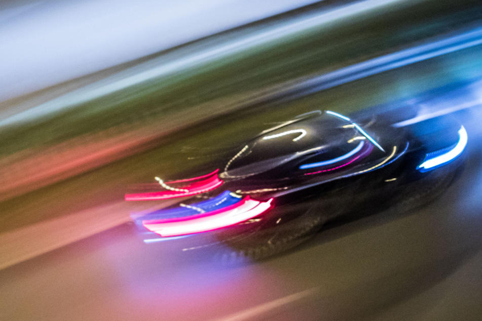 Der 21-jährige Autofahrer soll sich mit dem verstorbenen Motorradfahrer ein illegales Rennen geliefert haben. (Symbolbild)