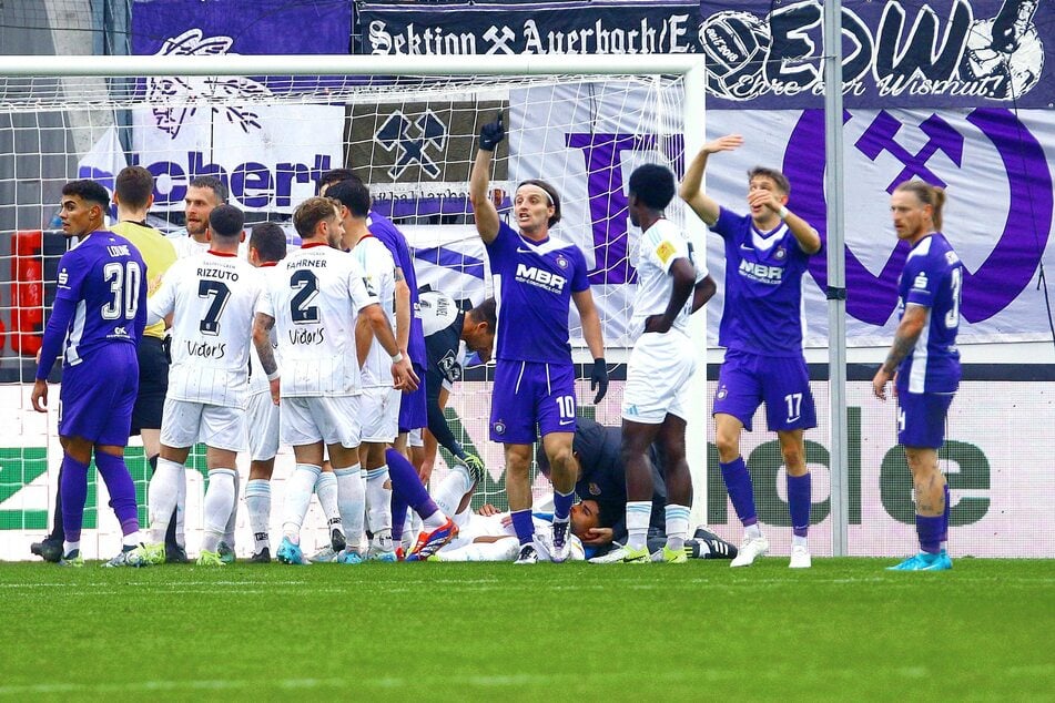 Aues Spieler deuten die Auswechslung von Simon Stehle (Saarbrücken) am Boden an.