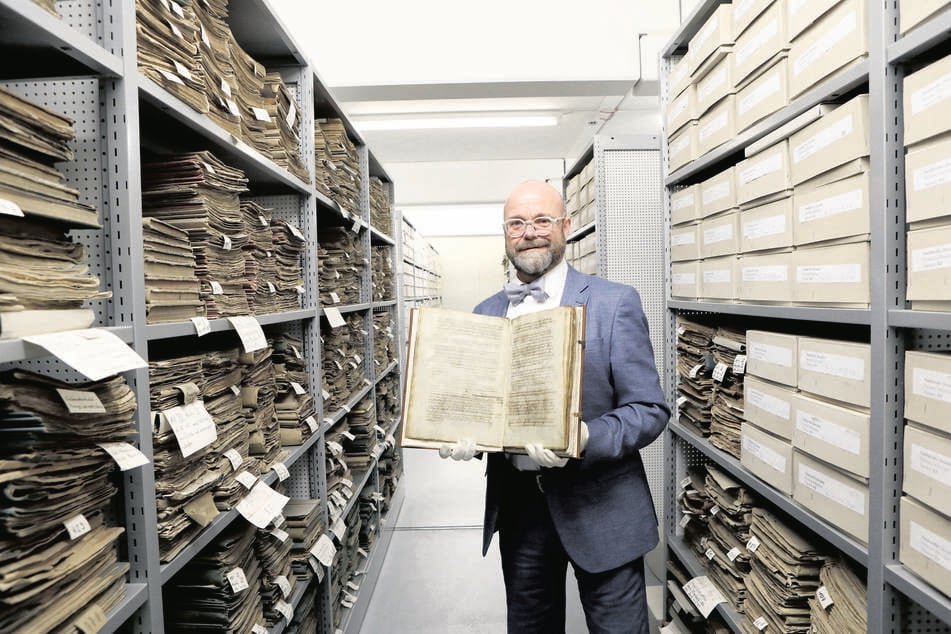 Archivleiter Thomas Kübler (59) steht im Herzen des Archivs.