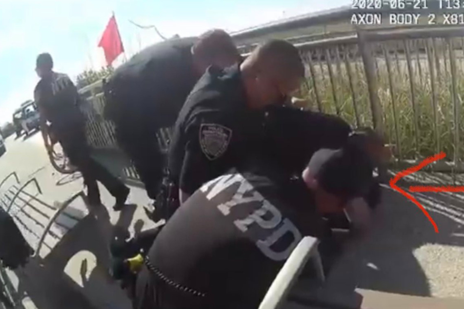 Weil er zu laut war? New Yorker Polizist würgt Schwarzen, der am Boden liegt