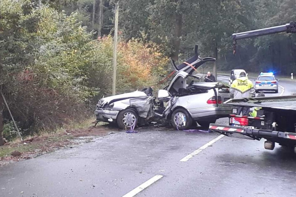 Der 18-Jährige krachte mit seinem Mercedes gegen einen Baum.