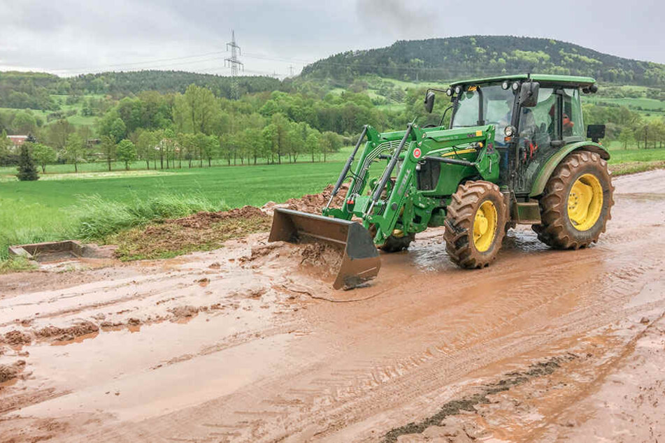 Einwohner halfen mit, den Schlamm von den Grundstücken zu entfernen.
