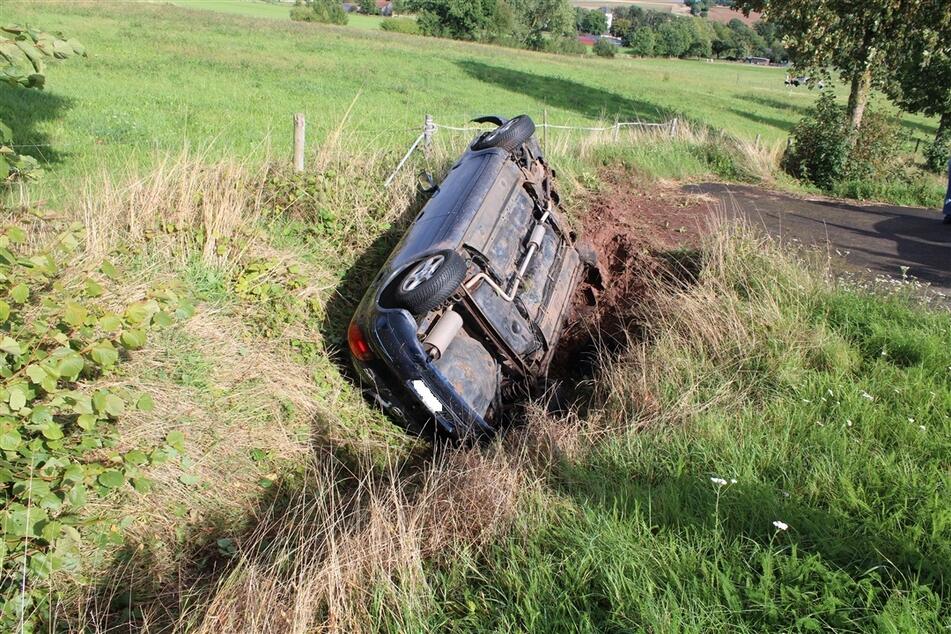 Das Auto der 25-Jährigen ist schräg auf dem Dach liegend zum Stillstand gekommen.