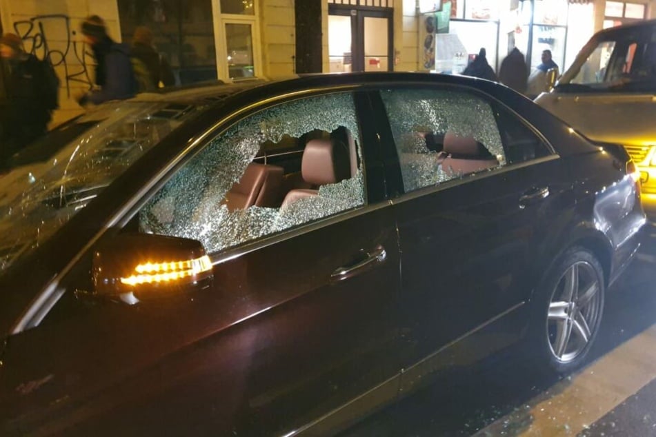 Auf den Weg in den Leipziger Süden wurden am Straßenrand parkende Autos zerstört.