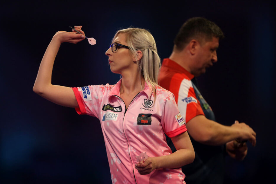 Fallon Sherrock und Mensur Suljovic in Aktion.