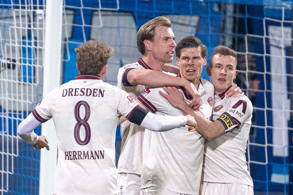 Alexander Rossipal (29, 2.v.r.) kann durchaus zufrieden sein mit seinem Freitagabend.