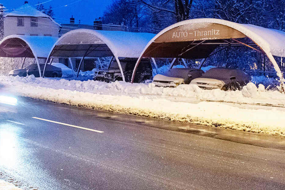 Seit rund zehn Jahren stehen diese Autos eines früheren Autohandels unter einem Zeltdach an der Zwickauer Straße.