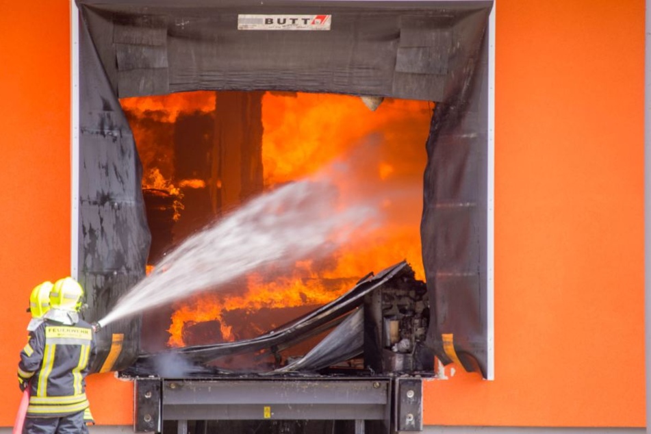 Die Kameraden der Feuerwehr sind auch am Montag noch im Einsatz, um die letzten Glutnester zu löschen.