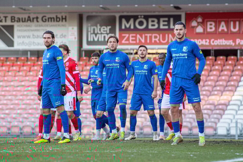 Cottbus-Profi Dennis Slamar (31, gelbe Schuhe in der Mitte) streifte am Mittwoch notgedrungen das Altglienicke-Trikot über.
