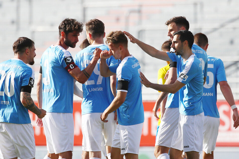 Die Chemnitzer feiern Torschütze Erik Tallig (M.). Pascal Itter, Niklas Hoheneder (v.l.) und Rafael Garcia (r.) gratulieren.