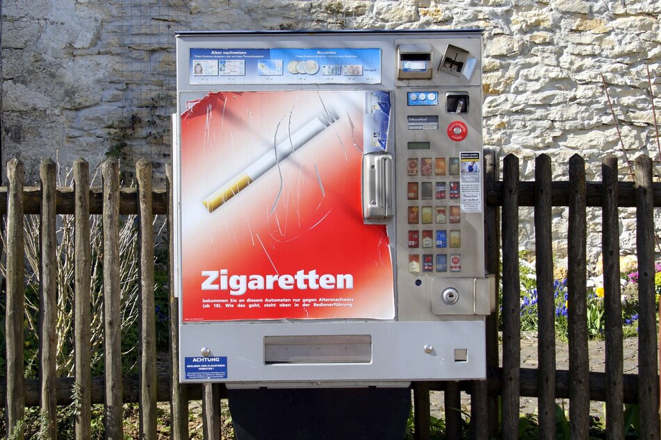 Durch die Explosion des Zigarettenautomaten flogen Teile meterweit durch die Luft. (Symbolfoto)