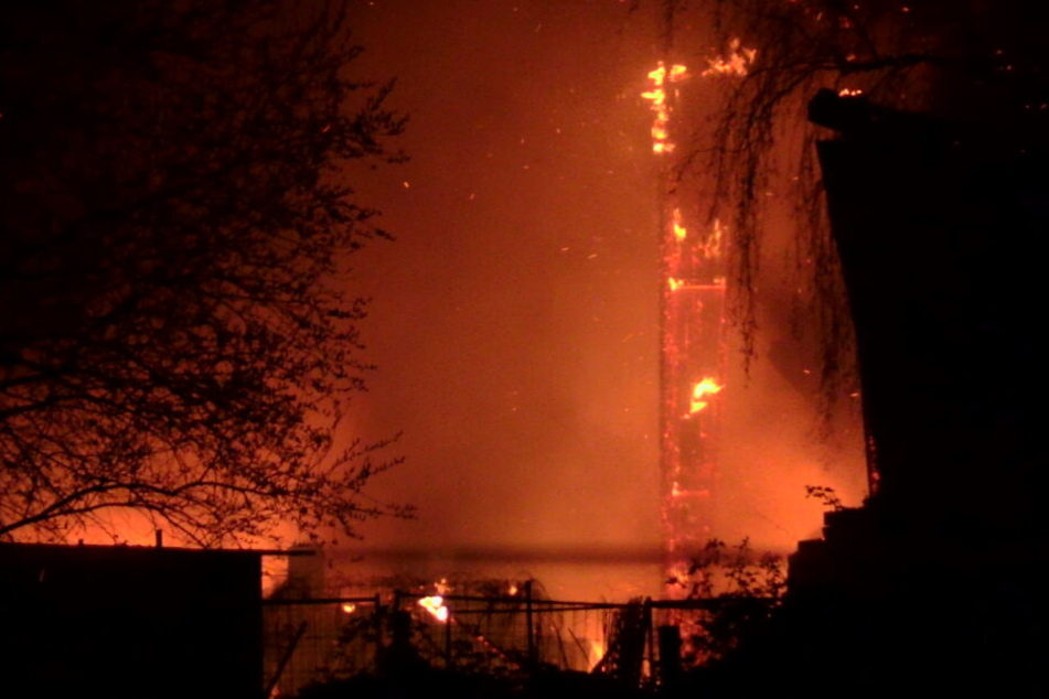 Ein Großaufgebot der Feuerwehr kämpfte gegen die Flammen.
