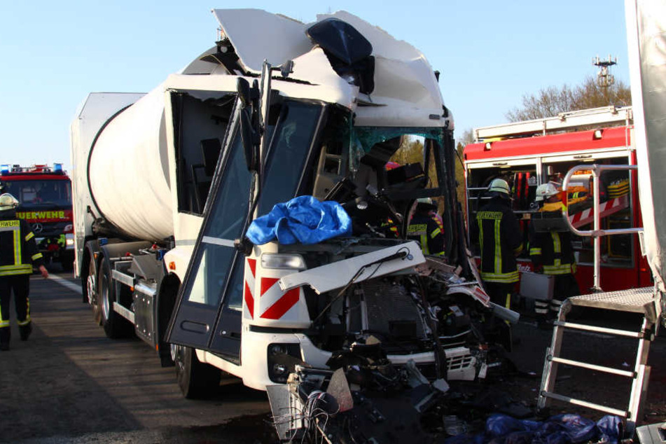 Der Fahrer des Müllwagens verstarb bei dem Aufprall.
