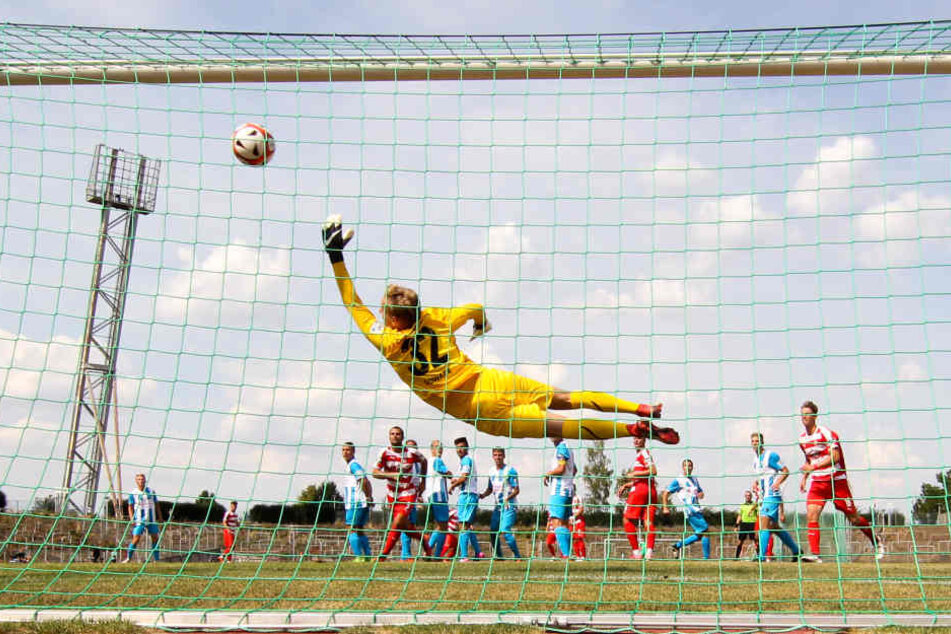 FSV-Manolo Rodas (nicht im Bild) trifft per Freistoß aus üppiger Entfernung zum 0:1 gegen Torwart Florian Sowade.