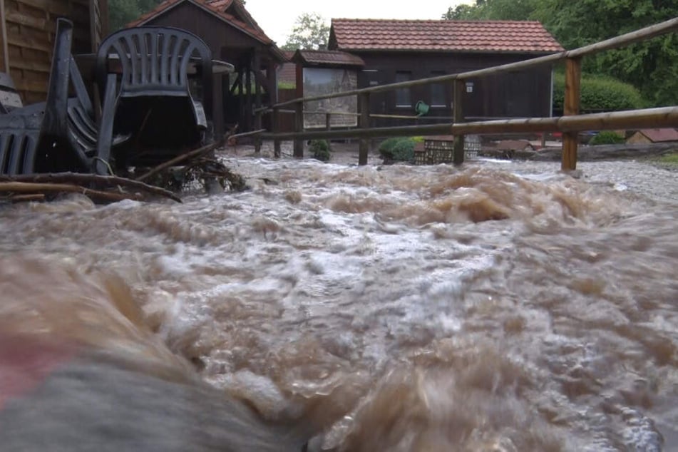 Der Miniaturmühlenplatz in Gieselwerder wird von Schlammwasser überspült.