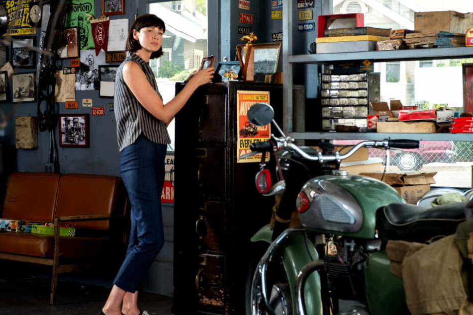 Mollie Miles (Caitriona Balfe) steht ihrem Mann mit Rat und Tat zur Seite und weiß auch mit dessen Eigenheiten umzugehen.
