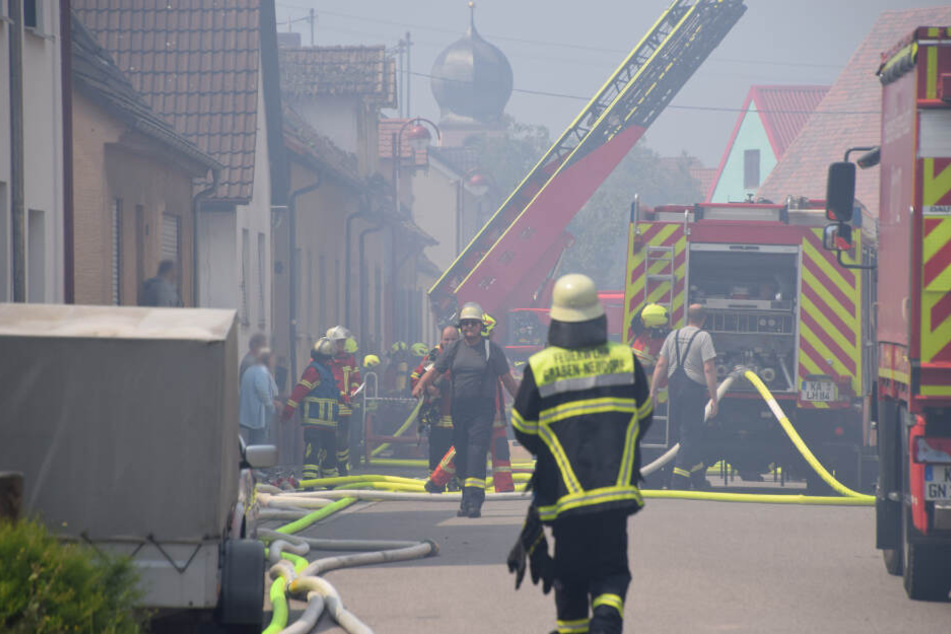 Einsatzkräfte der Feuerwehr vor Ort.