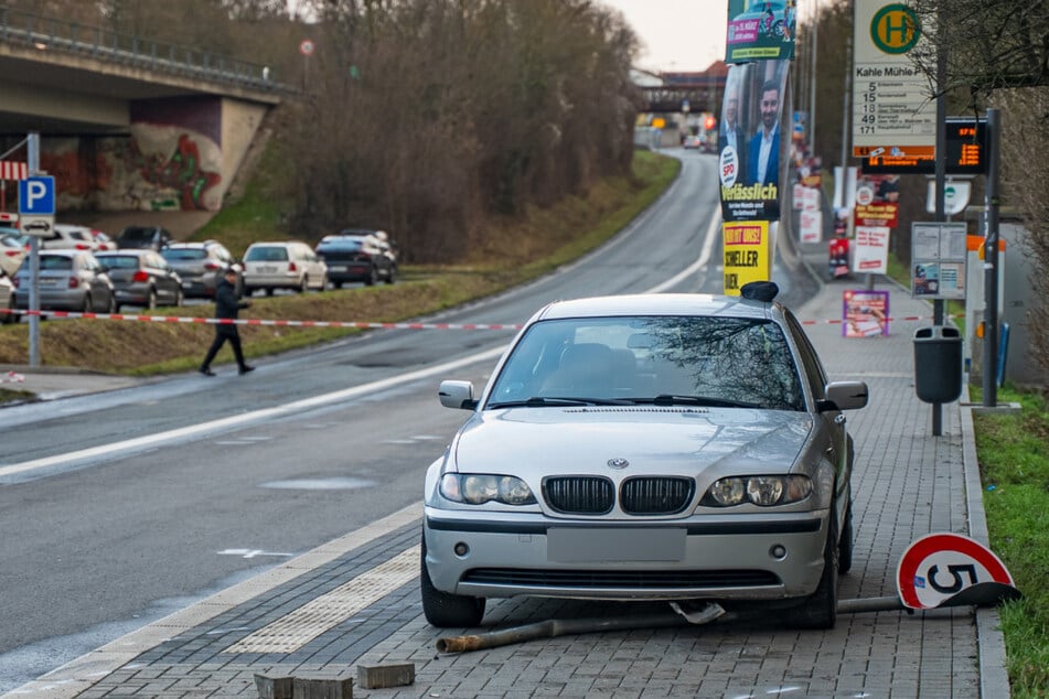 Schlimmer Unfall an Haltestelle: BMW-Fahrer erfasst Mutter mit Kinderwagen