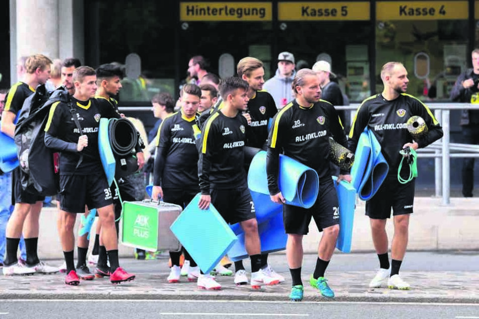 Mit Isomatten ausgestattet trabten die Schwarz-Gelben geschlossen zum Trainingsplatz, wo die Fans bereits Spalier standen.