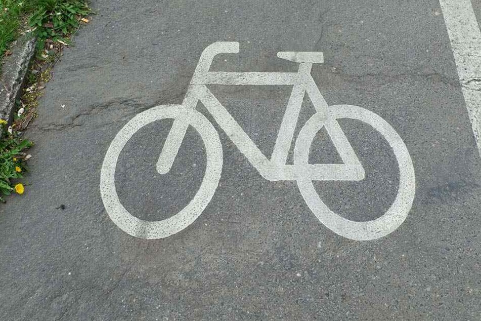 Der Notarzt konnte nur noch den Tod des 74-jährigen Radfahrers feststellen. (Symbolbild)