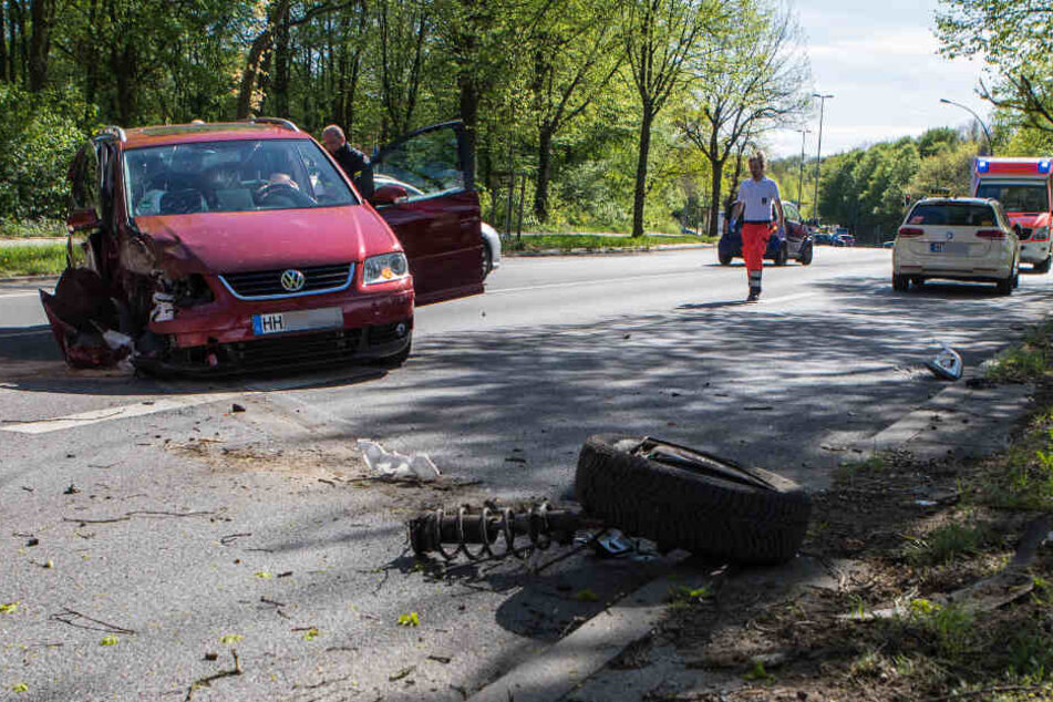 Ein einzelnes Rad liegt am Seitenrand unweit des Unfallfahrzeugs.