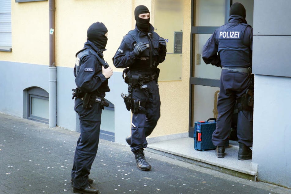 Rund 100 Polizisten durchsuchten am Dienstag elf Objekte in Cuxhaven (Symbolbild).