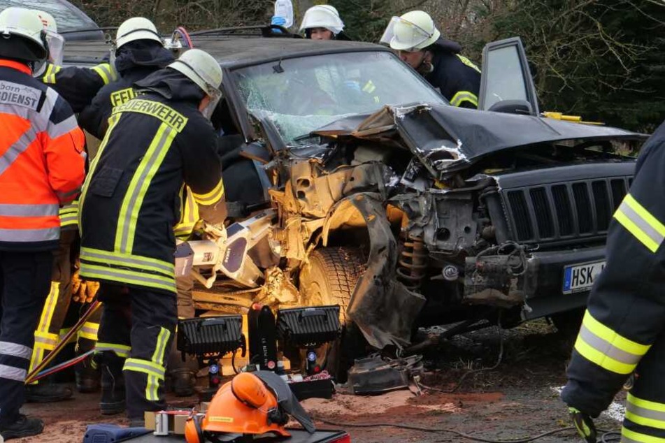Die Frau musste aus dem Auto geschnitten werden.