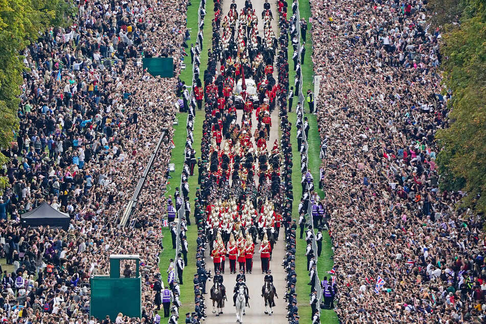 Tausende Briten kamen zum Schloss Windsor, um einen letzten Blick auf den königlichen Sarg zu werfen.
