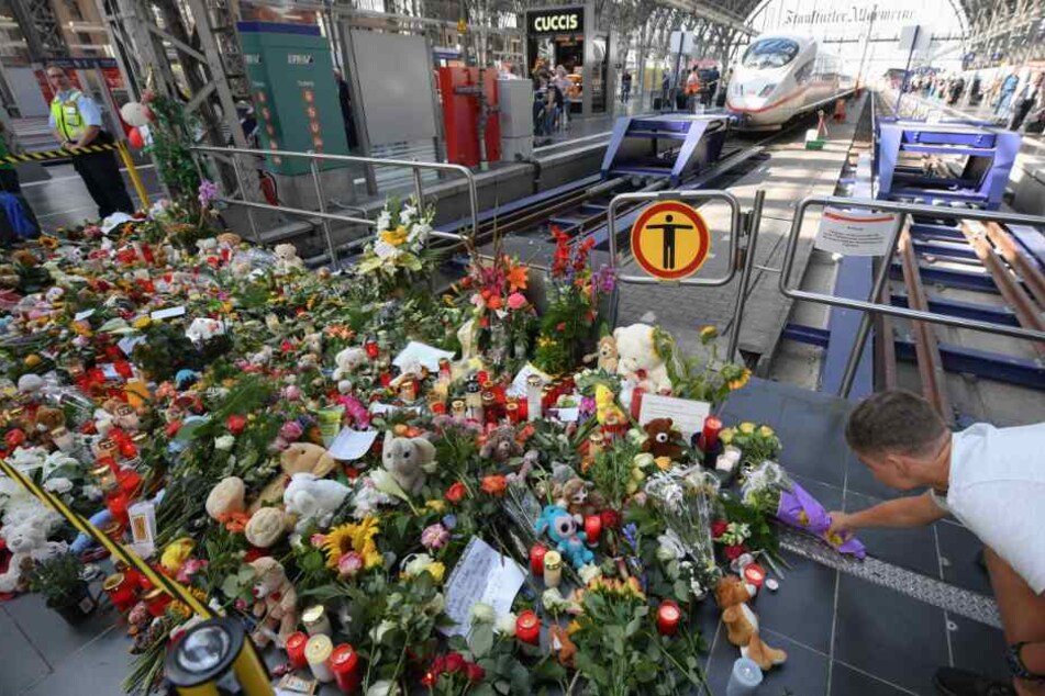 Menschen gedenken dem Achtjährigen am Frankfurter Hauptbahnhof.