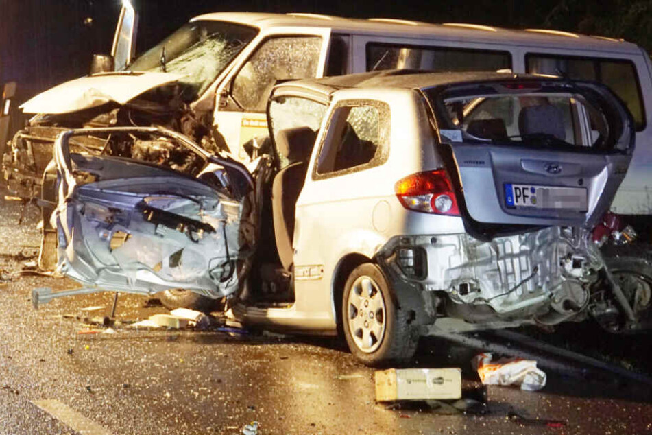 Nach dem Crash waren die beiden Autos komplett zerstört.