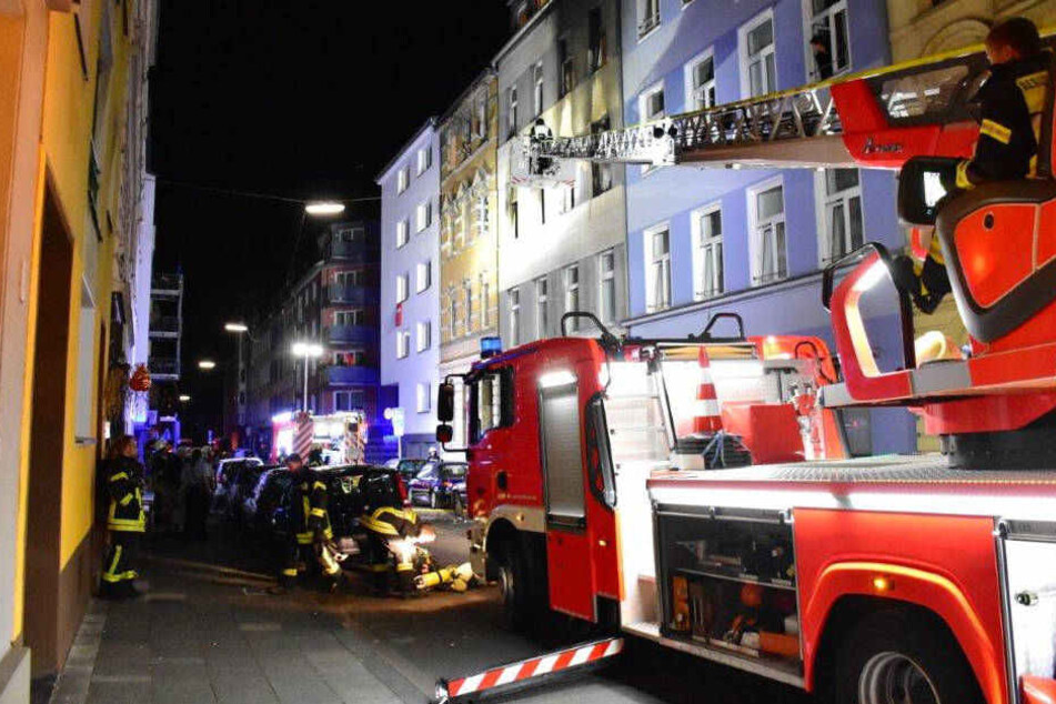 Die Feuerwehr bei den Löscharbeiten in der Metzer Straße.