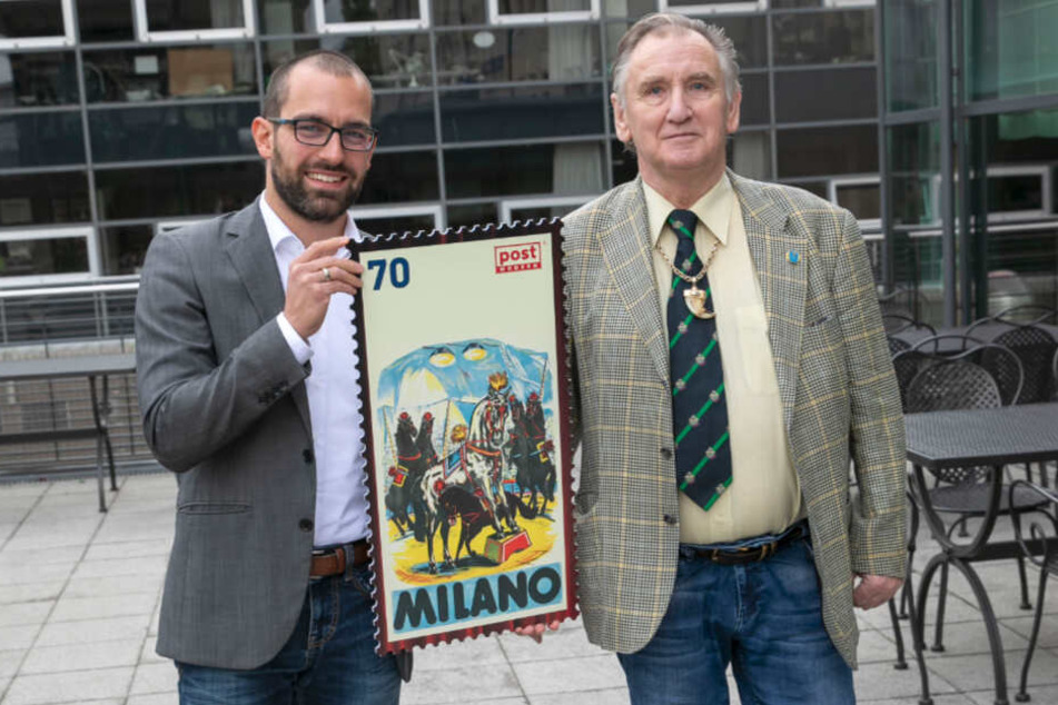 "PostModern"Marketing-Chef Alexander Hesse (34, l.) überreicht Circus-Direktor Mario Müller-Milano (70) die neue Briefmarke in XXL-Format.