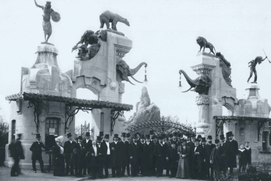 Die Schwarz-Weiß-Aufnahme aus dem Jahr 1907 zeigt das ursprüngliche Eingangstor des Tierparks Hagenbeck.