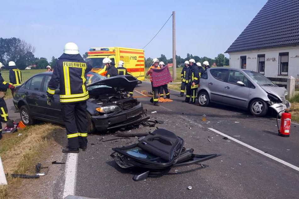 Die Fahrer sollen sich schwer verletzt haben.