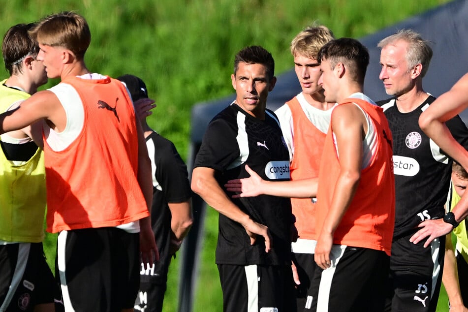 Der FC St. Pauli hat am Donnerstag die erste Trainingseinheit der Saison-Vorbereitung bestritten. Mittendrin: Neu-Coach Marcel Rapp (47, M.).
