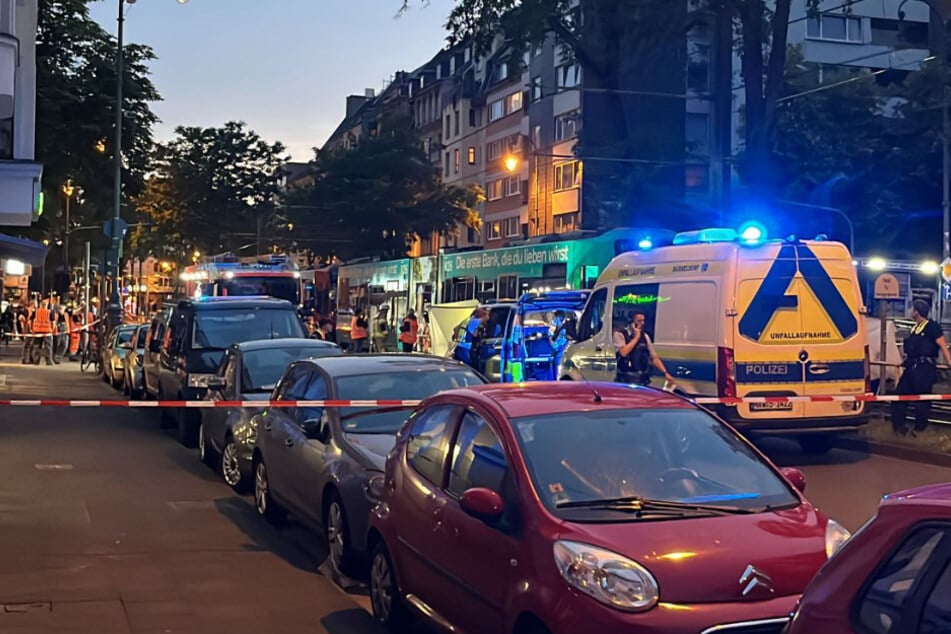 Die Unfallstelle wurde von der Polizei mit Sichtschutzwänden abgeriegelt.