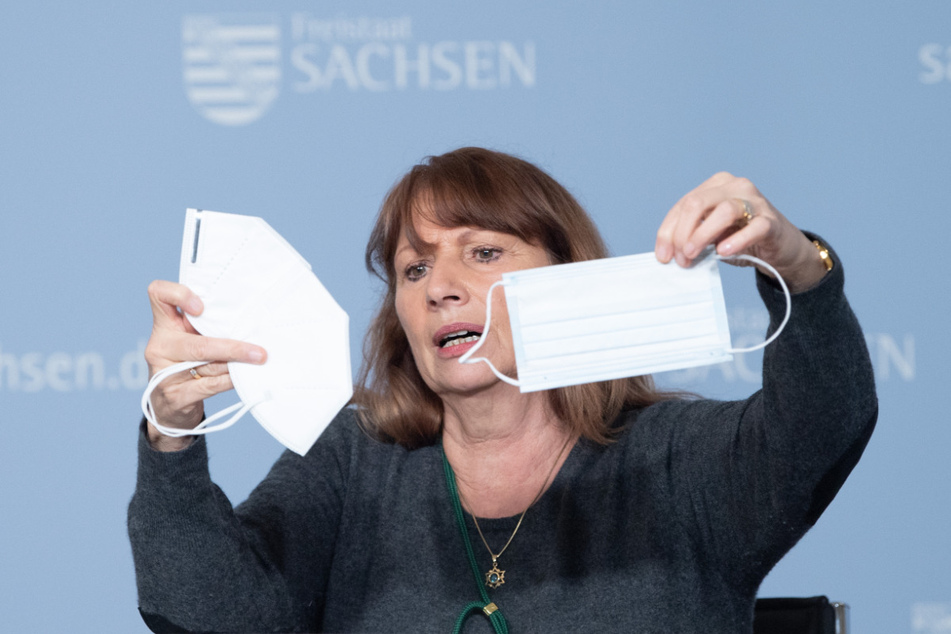 Maske auch im Auto tragen, Sachsens Gesundheitsministerin, Petra Köpping (62, SPD), hat es angeordnet, hielt sich aber selbst nicht daran.