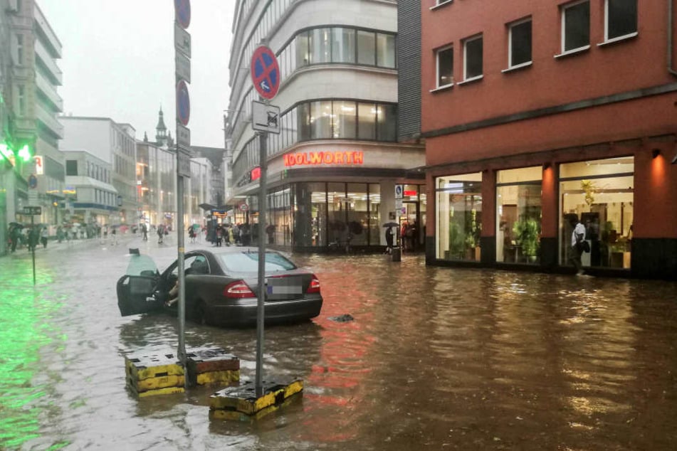 Überflutete Straßen gab es nicht nur in Wuppertal.