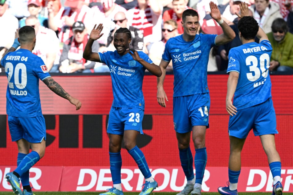 Die Bayer-Profis Alejandro Grimaldo (Nr. 20), Nathan Tella (Nr. 23) und Ibrahim Maza (Nr. 30) jubeln gemeinsam mit Doppelpacker Patrik Schick (Nr. 14).