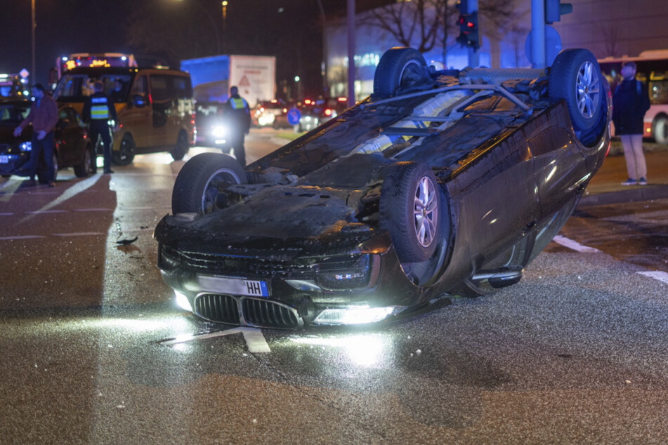 Schwerer Kreuzungs-Crash in Hamburg: Wagen wird auf Dach geschleudert