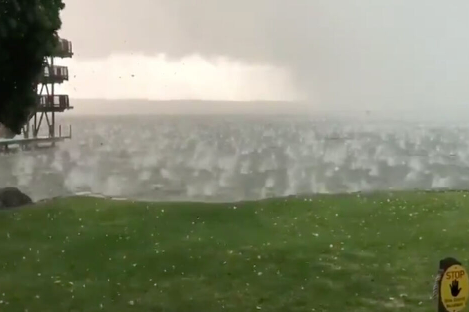 Riesige Hagelkörner prasselten in kürzester Zeit in Utting am Ammersee vom Himmel herab.